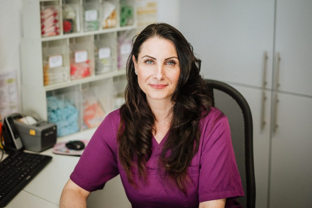 Frau Radovanovic, Hebamme und Laborantin